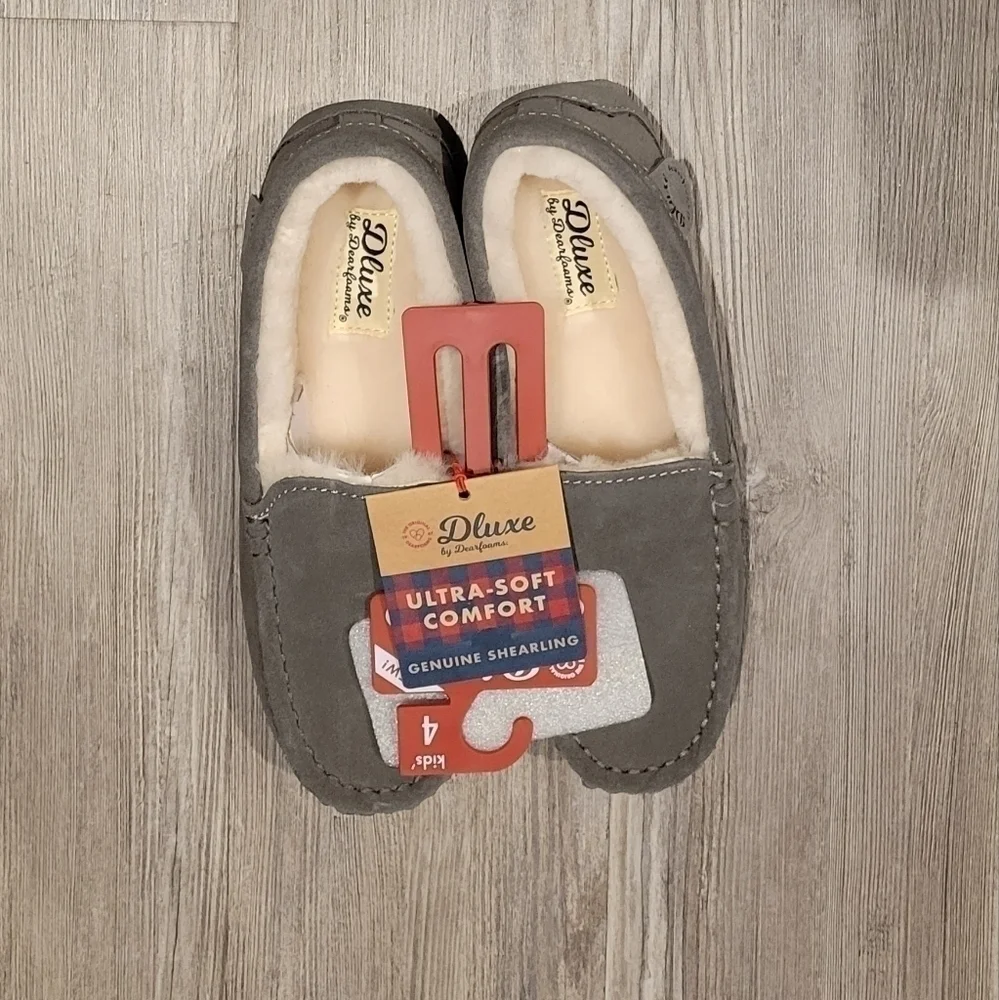 𝅺Size: 4 | Kid's Dearfoam Fireside Indoor/Outdoor Shearling Moccasin